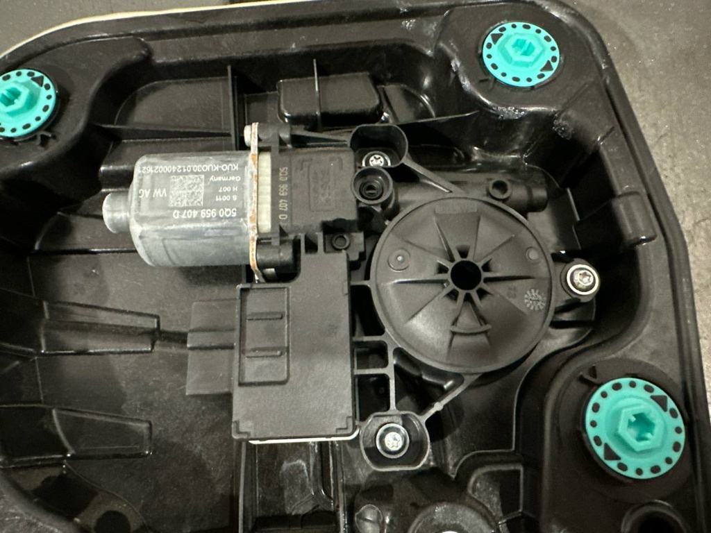 Motoras macara geam stanga spate 5Q0959407D Audi A3 Sportback (8YA) 1.5 TFSI 150 cai