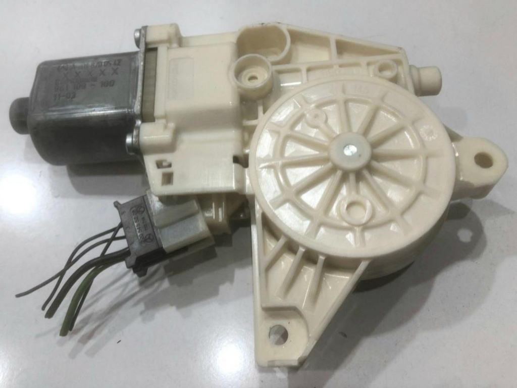 Motoras macara geam stanga spate a2048200542 Mercedes-Benz C-Class W204/S204 [2007 - 2012]