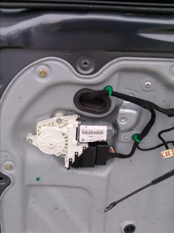 Motoras macara geam usa dreapta spate VW TOURAN an fabr. 2007