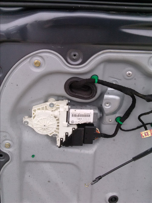 Motoras macara geam usa dreapta spate VW TOURAN an fabr. 2007