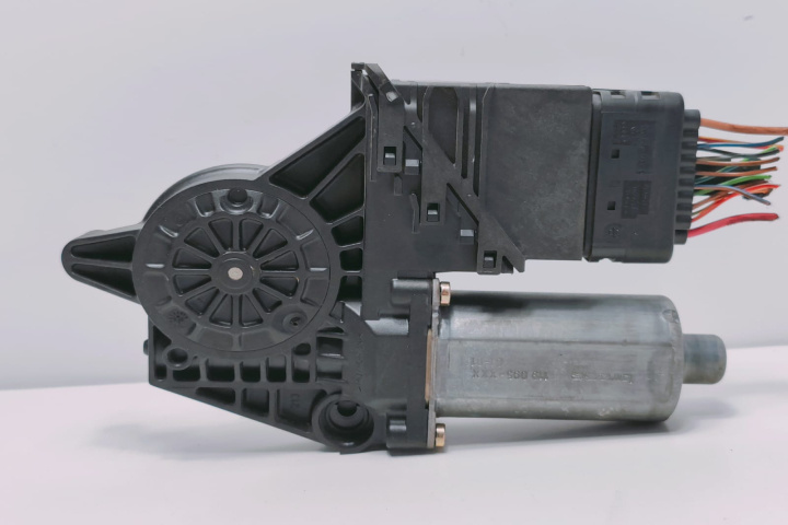 Motoras macara Stanga 105406301 Volkswagen VW Passat B5 [1996 - 2000]