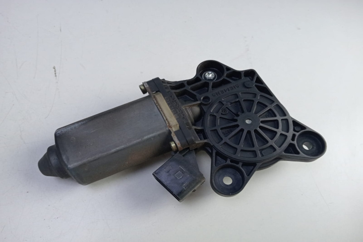 Motoras macara stanga fata A2208204642 Mercedes-Benz C-Class W203 [2000 - 2004]