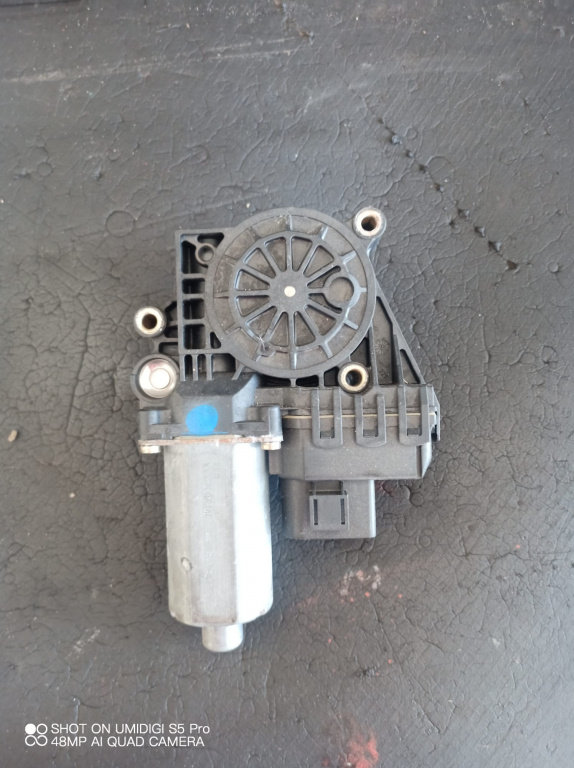 Motoras macara stanga fata , AUDI A6 C5 COD -013082177