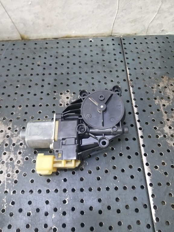 Motoras macara stanga fata ford fiesta 6 cb1 ccn 8a6114a389b 0130822404