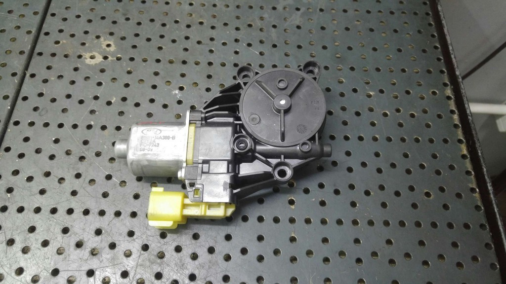 Motoras macara stanga fata ford fiesta 6 cb1 ccn 0130822404 8a6114a389b
