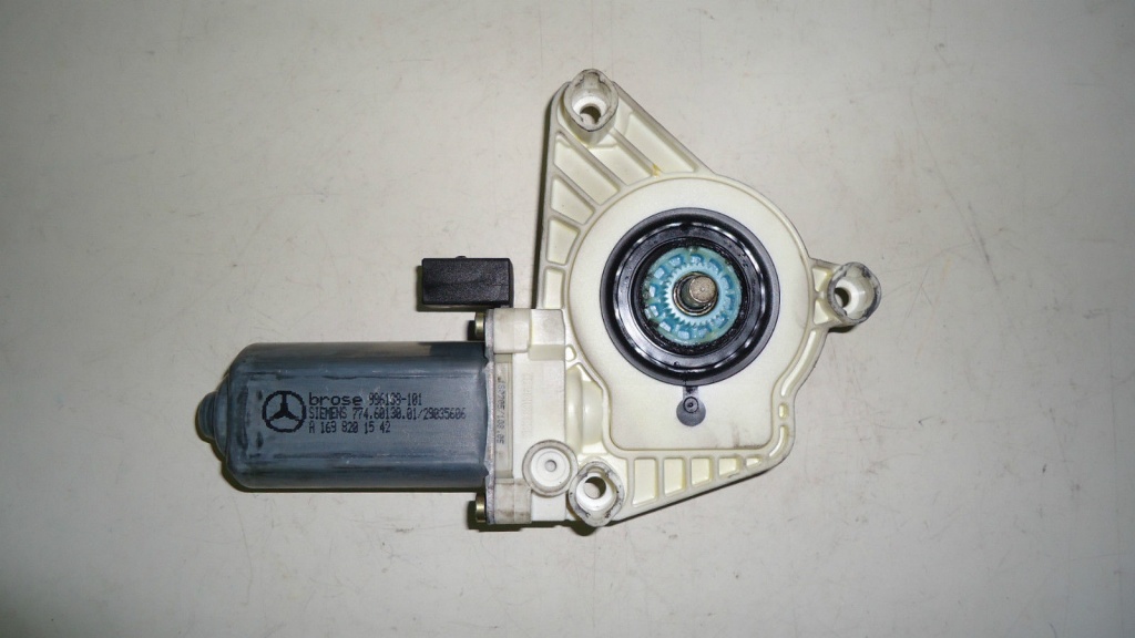 Motoras macara stanga fata Mercedes A-Classe W169 A1698201542