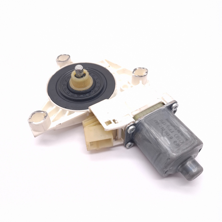 Motoras Macara Stanga,fata Mercedes-Benz C-CLASS (W204) 2007 - 2014 A2048200142, A 204 820 01 42, 2048200142, 971133100, 971 133-100, 0130822441, 0 130 822 441