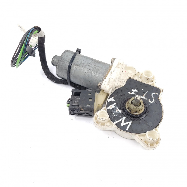 Motoras Macara Stanga Fata Mercedes-Benz E-Class (W211) 2002-2009 0130821970, A2118202942, 993626101 Bosch