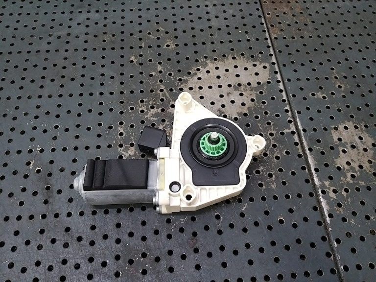 Motoras macara stanga fata mercedes cla x117 a61041112