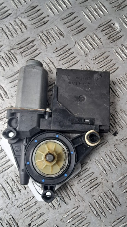 Motoras macara stanga fata Skoda Octavia 2 VRS an 2008 cod 1T0959701D