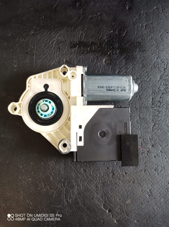 Motoras macara stanga fata , Volkswagen PASSAT B6 , 2005-2011 COD - 1K0959702K