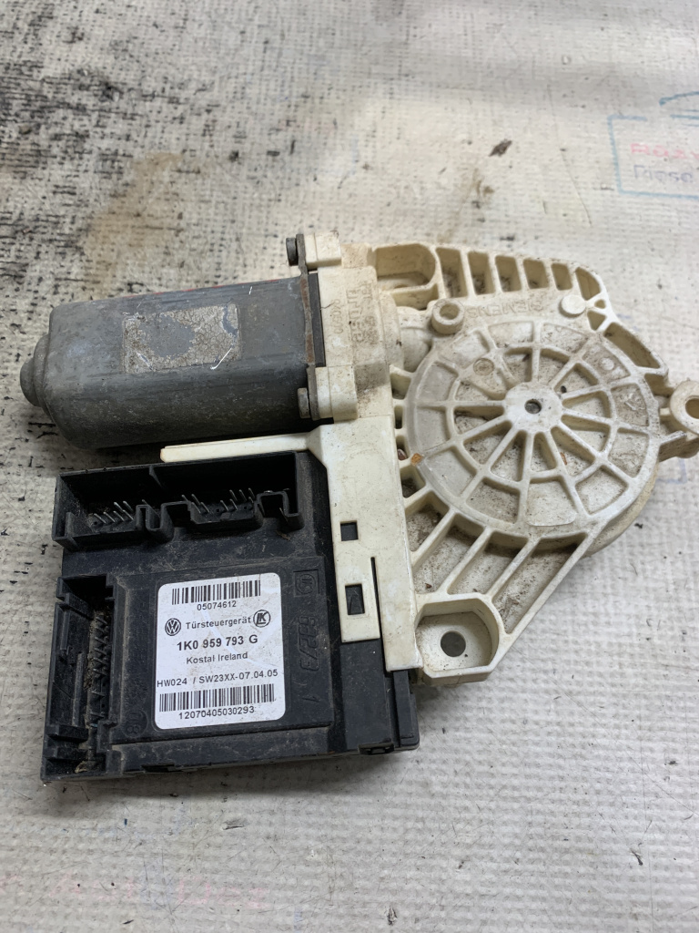Motoras macara stanga fata Volkswagen Passat B6 - Motorina 2006, -