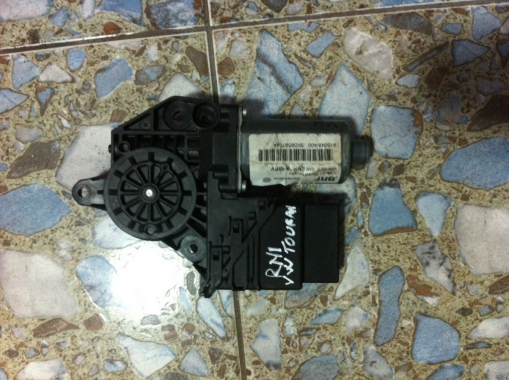 Motoras macara stanga fata Volkswagen Touran [2th facelift] [2010 - 2015] Minivan 2.0 TDI MT (140 hp) (1T3)