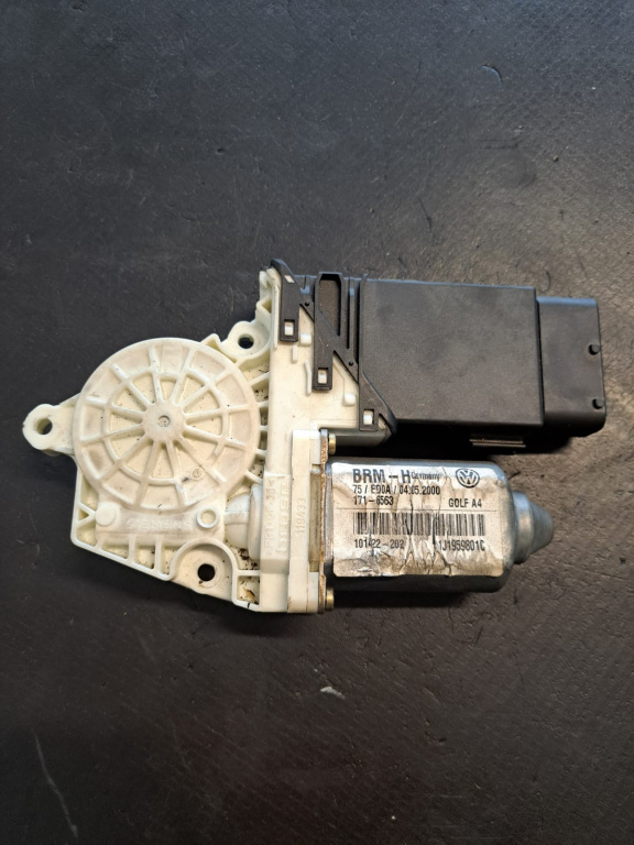 Motoras macara stanga fata VW Golf 4 - COD 1J1959801C