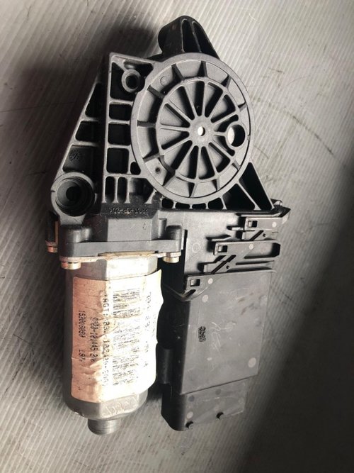 Motoras macara stanga fata vw passat 0130821695