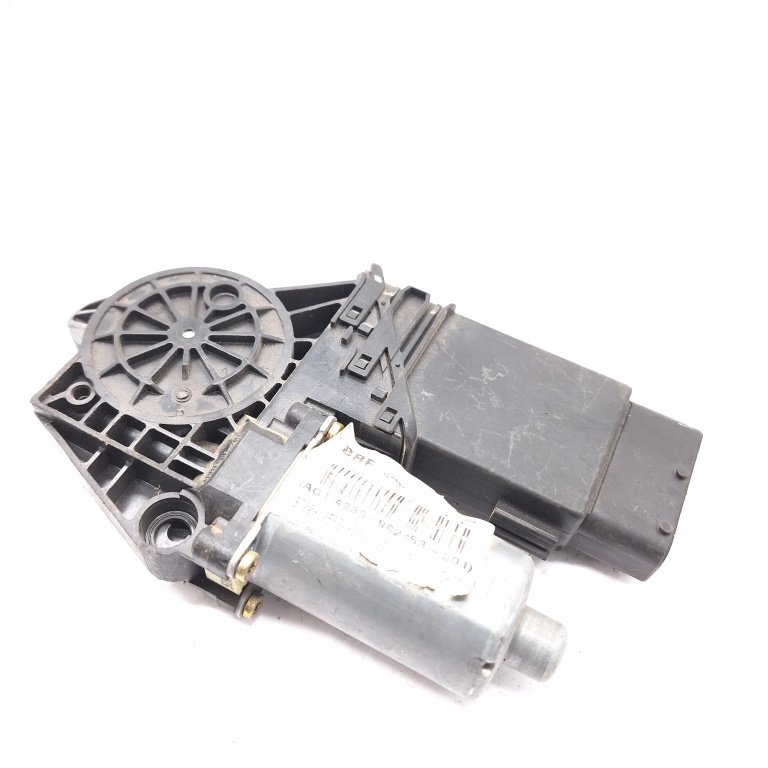 Motoras Macara Stanga,fata VW PASSAT B5, B5.5 1996 - 2005 3B4837751LJ, 4836992453301, 0130821695, 9700105550300, 193000000, 9776105404301, F005S00057, 38228906