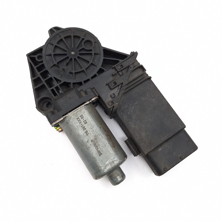 Motoras Macara Stanga,fata VW PASSAT B5, B5.5 1996 - 2005 0130821695, 105414301, 05074250, HH04S0004120402, 151649, 119091XXX