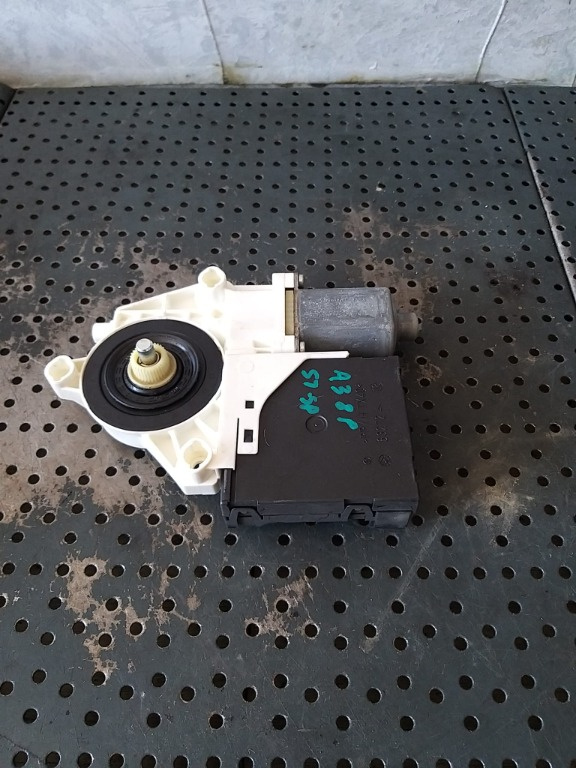 Motoras macara stanga spate audi a3 8p 8p4959801d 05074691