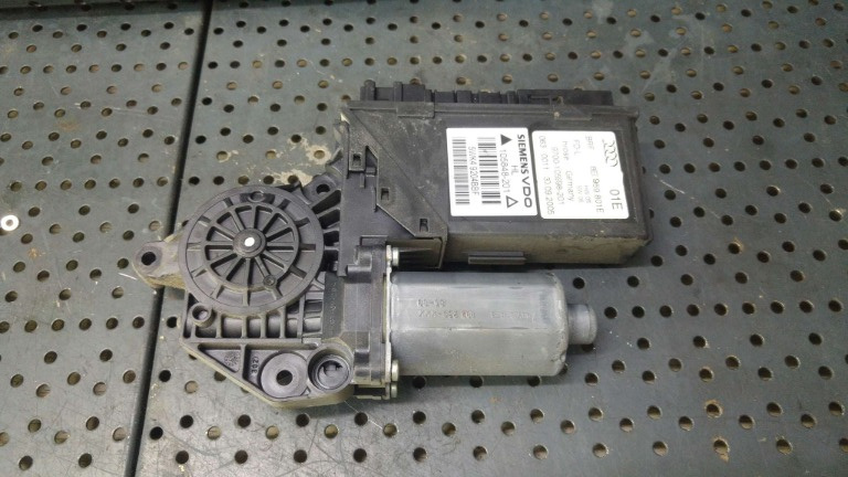 Motoras macara stanga spate audi a4 b7 8e 8e0959801e 0130821767