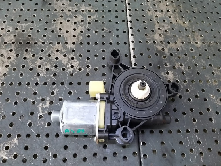 Motoras macara stanga spate audi a4 b9 8w 8w095981 0130822669