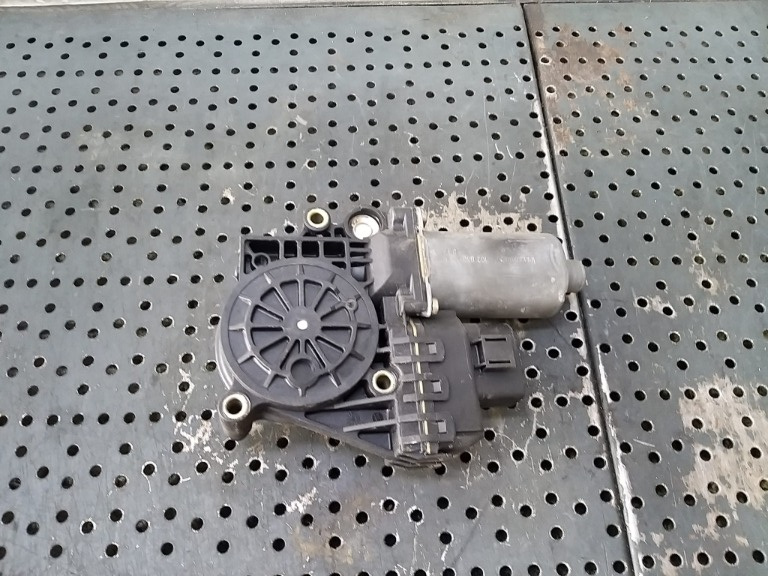 Motoras macara stanga spate audi a6 c5 102856xxx 0130821784