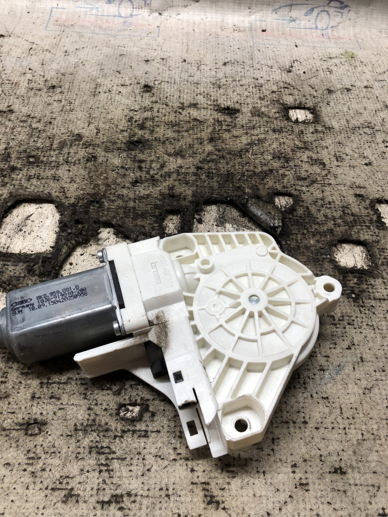 Motoras macara stanga spate Audi Q3 2013