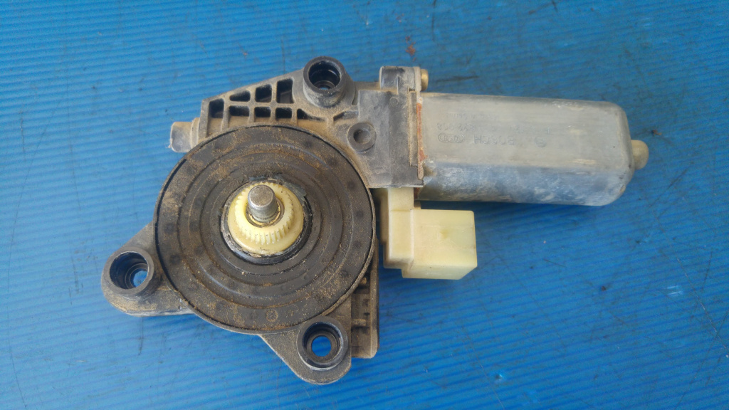 Motoras macara stanga spate mercedes c-class w203 0130822008