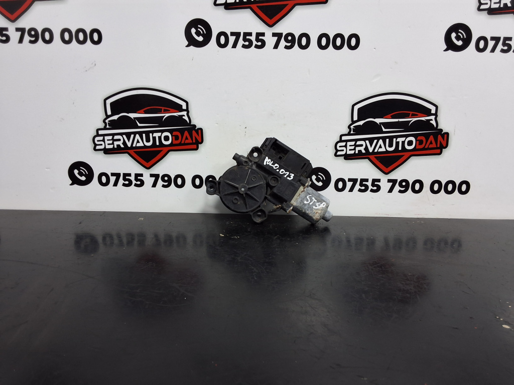 Motoras macara stanga spate Volkswagen Polo 5 (2009-2017) [6R] 1.2 Motorina 2013, 0130822532