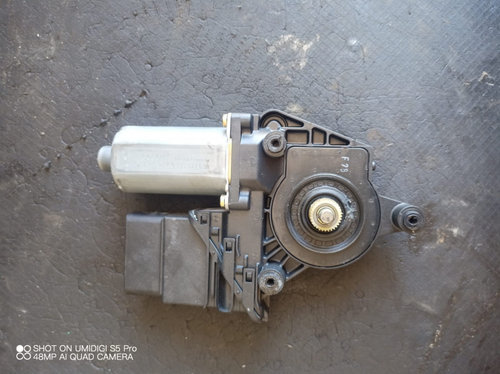 Motoras macara stanga spate VW Passat B5 COD -0130821696