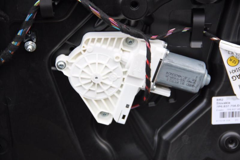 Motoras macara usa dreapta fata Volkswagen Touareg 2 2010-2015 8K0959802B