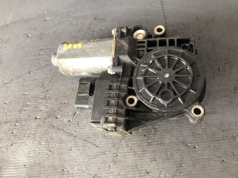 Motoras macara usa dreapta spate audi a6 c5 0130821785