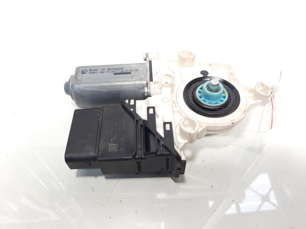 Motoras macara usa dreapta spate, cod 1K0959704P, VW Passat Variant (3C5) (id:611810)