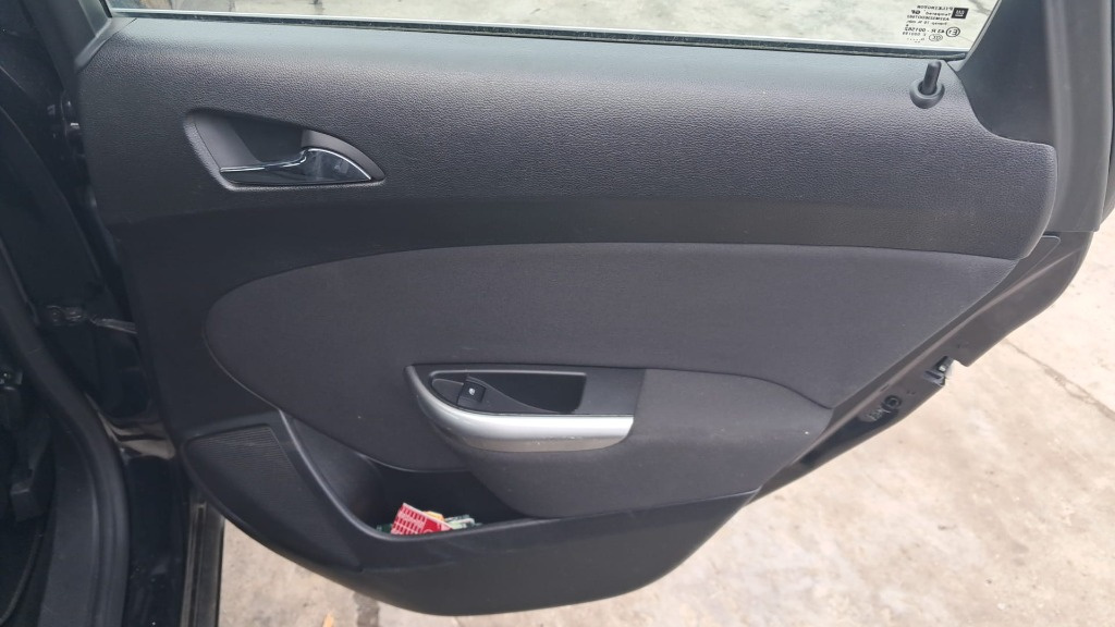 Motoras macara usa dreapta spate Opel Astra J combi an 2011