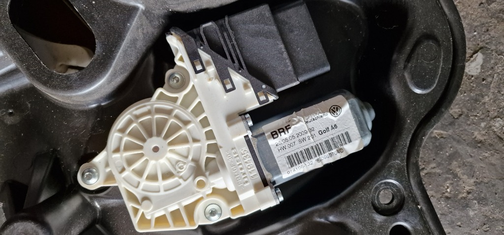 Motoras Macara Usa Dreapta Spate Vw Golf 6 Hatchback 5K0959704C