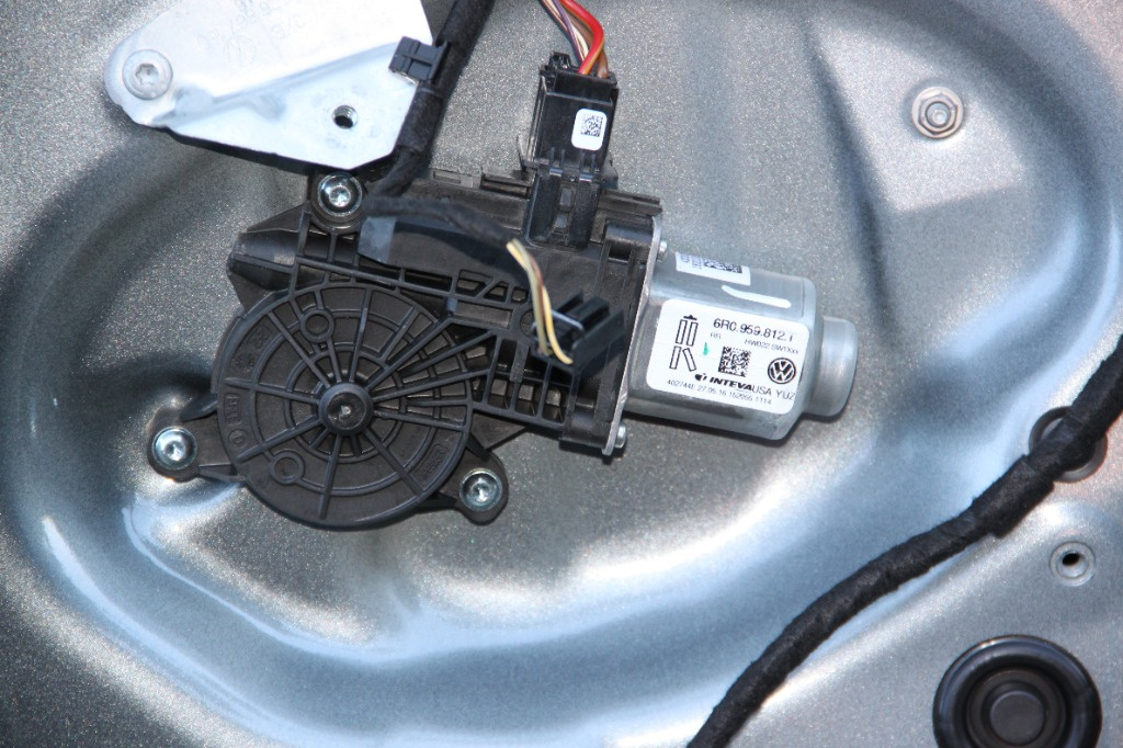 Motoras macara usa dreapta spate VW Jetta (1B) 2011-2019 6R0959812T