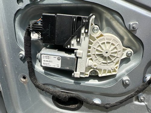 Motoras macara usa dreapta spate VW Jetta Mk5 (1K) 1.4 TSI 170 cai cod: 1K5839402G