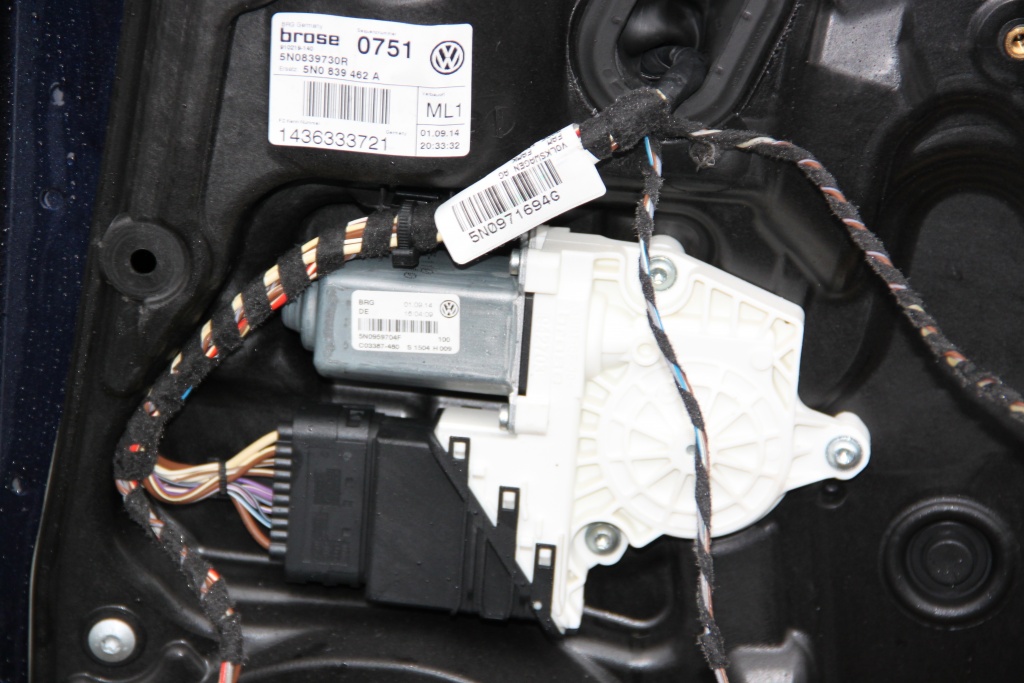 Motoras macara usa dreapta spate VW Tiguan 5N cod: 5N0959704F model 2012