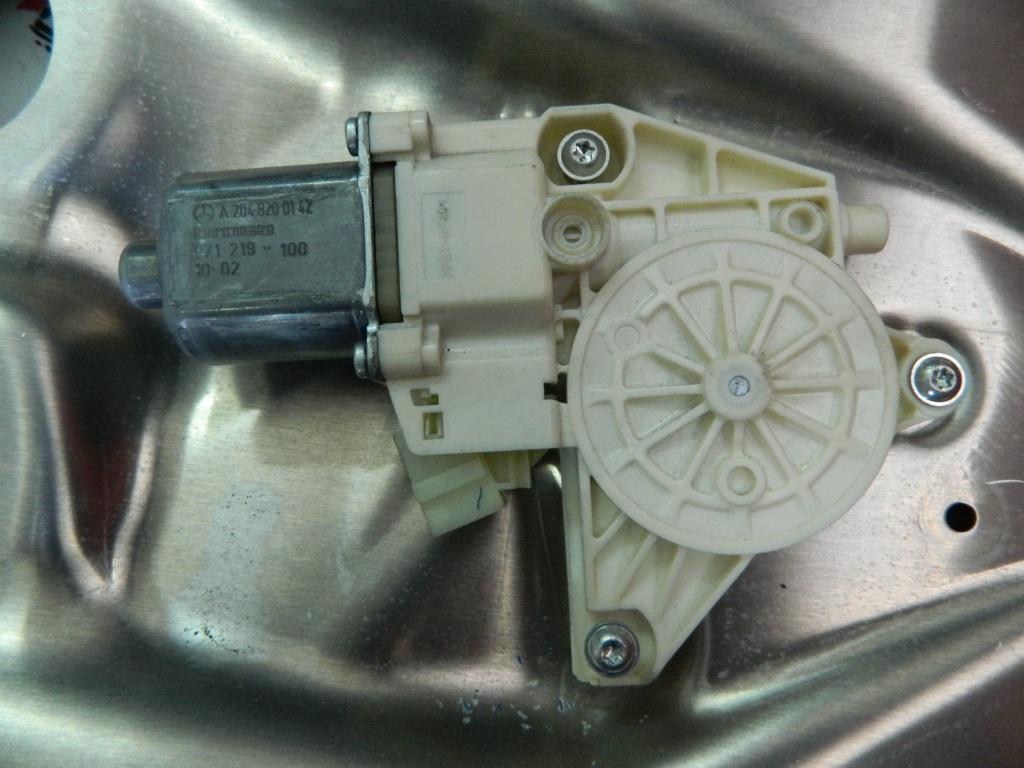 Motoras macara usa stanga fata Mercedes E-Class W212 cod: A2048200142 model 2012