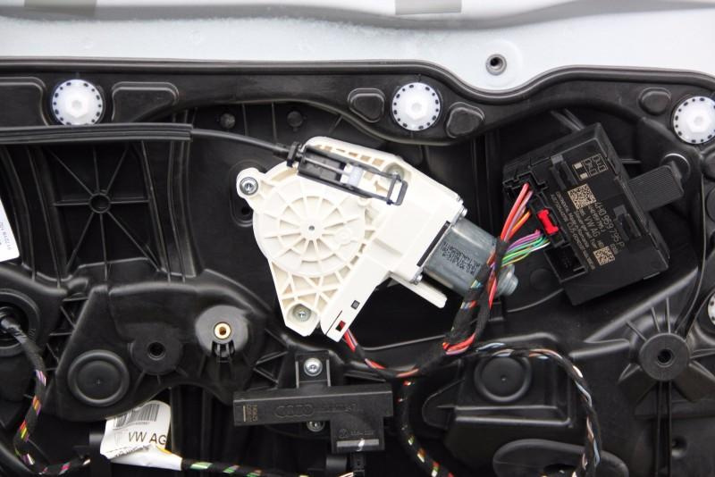 Motoras macara usa stanga spate Volkswagen Touareg 2 2010-2015 8K0959812A
