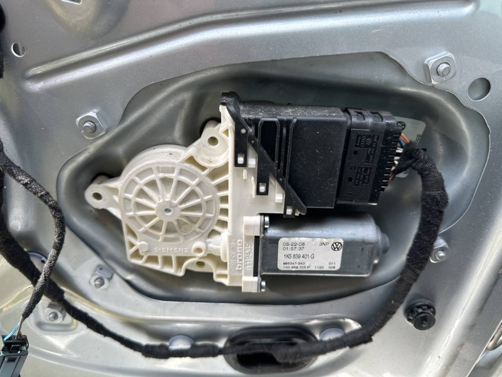 Motoras macara usa stanga spate VW Jetta Mk5 (1K) 2.0 TDI 170 cai cod: 1K5839401G