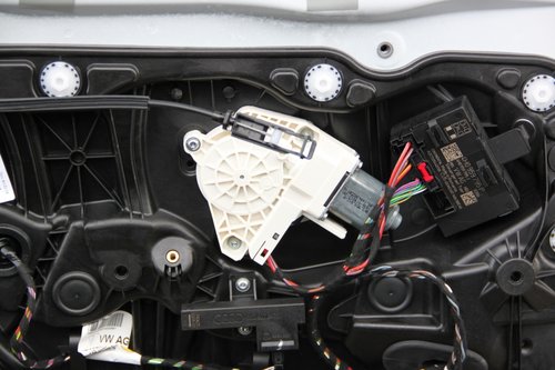 Motoras macara usa stanga spate VW Touareg 7P cod: 8K0959812A model 2014