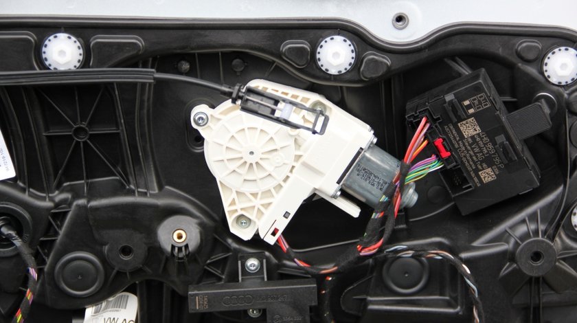 Motoras macara usa stanga spate VW Touareg 7P cod: 8K0959812A model 2014