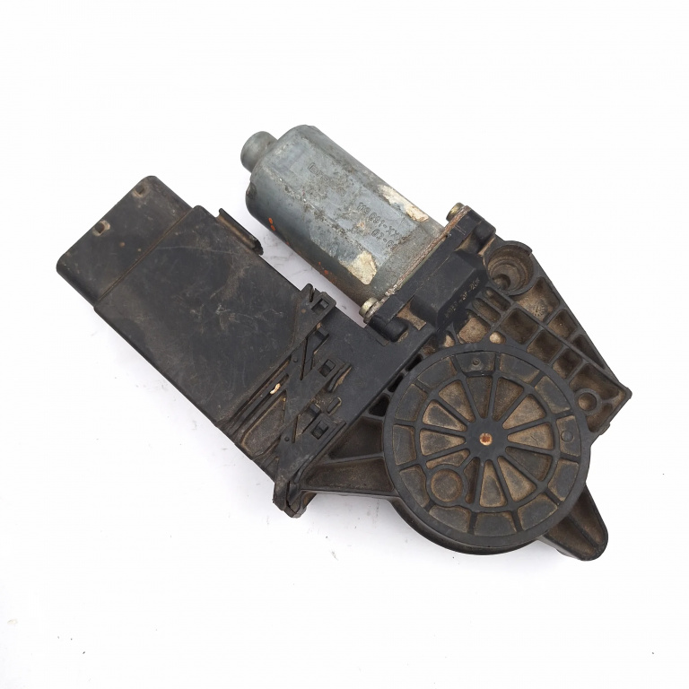 Motoras Macara Vw Passat B5, B5.5 1996-2005 Fata Stanga 0130821695, 105414301, 119091Xxx, 10541430105074250, 119091Xxx0309, 05074250, S0202290803, 120232 Bosch