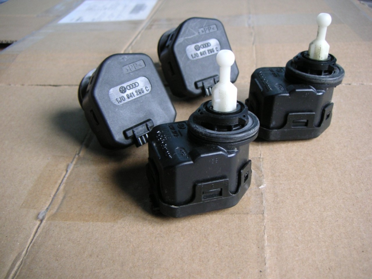 Motoras reglare far VW Polo 6N2, Lupo, Passat B5, Golf 4, Bora, Fabia cod 1J0941295C