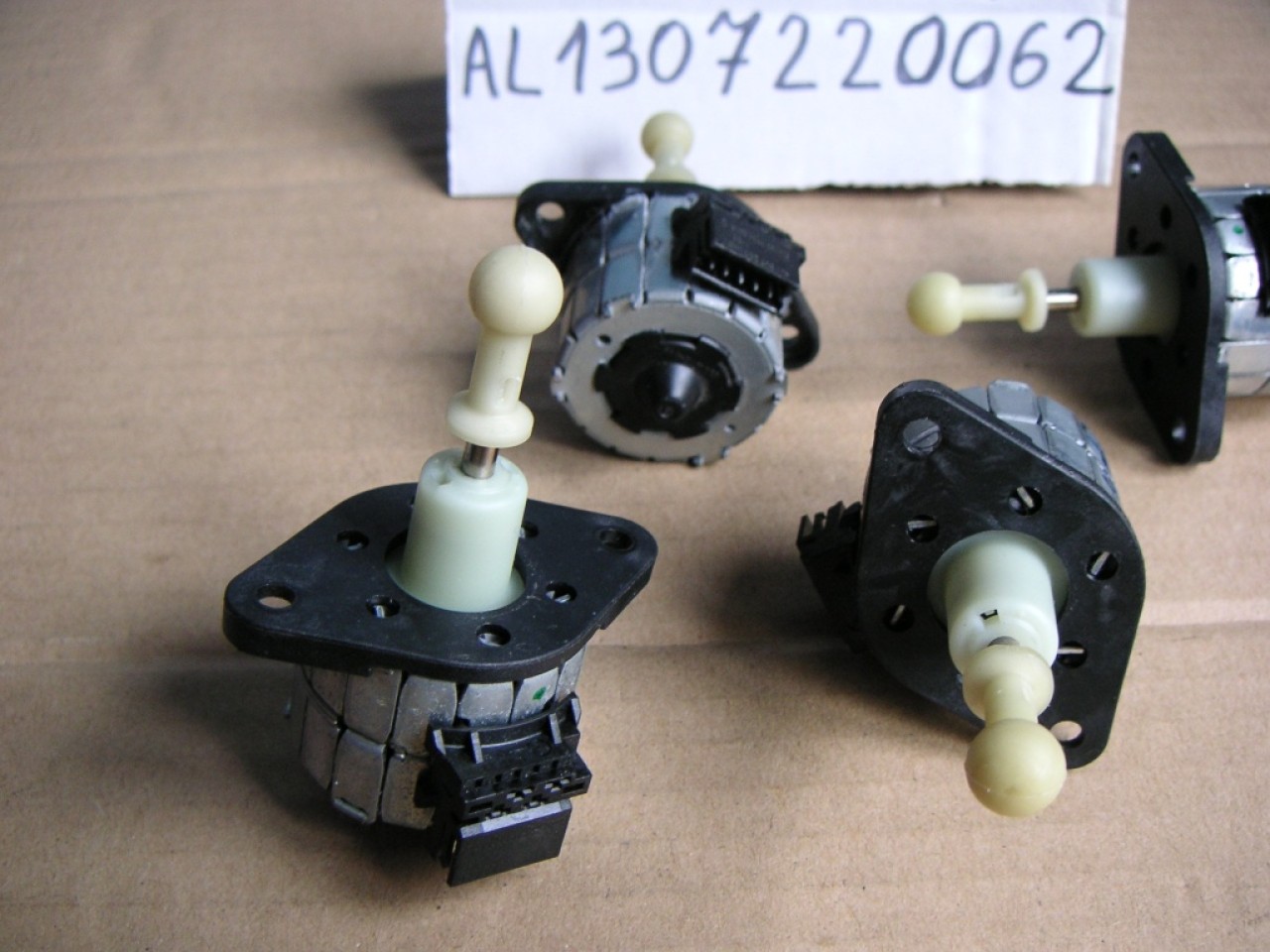Motoras reglare far xenon MERCEDES W204 cu codul 1307220062