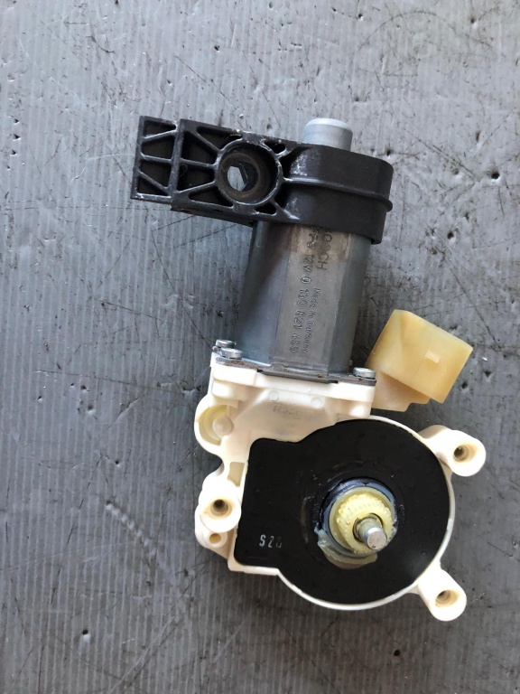 Motoras stanga fata bmw seria 5 e60 997749-100 0130821459
