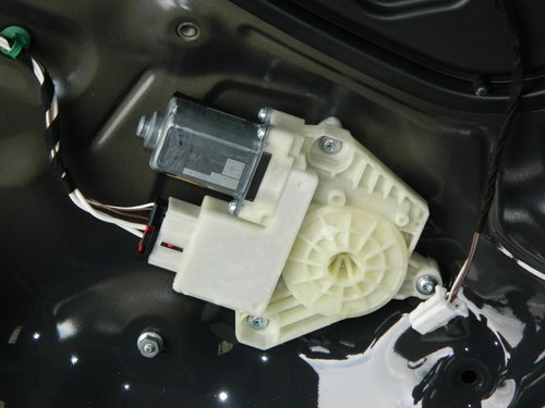 Motoras usa dreapta spate VW Passat B8 cod: 5Q4959811E