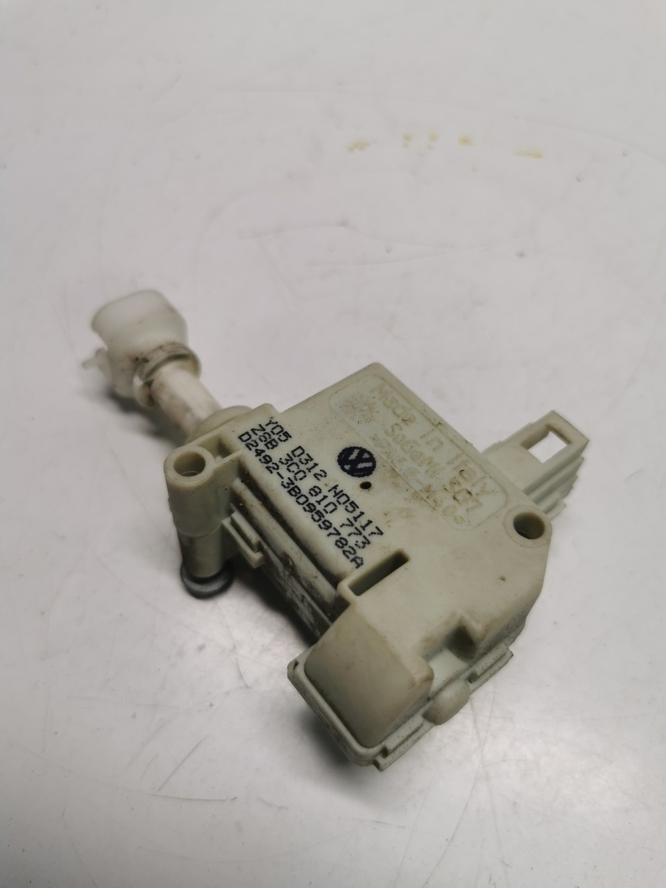 Motoras usa rezervor VW Passat B6 3C0810773