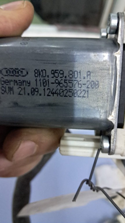 Motoras usa stanga fata Audi A6 Q5 A5 A4 B8 cod 8K0959801A
