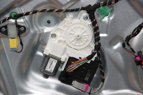 Motoras usa stanga fata Volkswagen Tiguan 2007-2011 5N0959701F